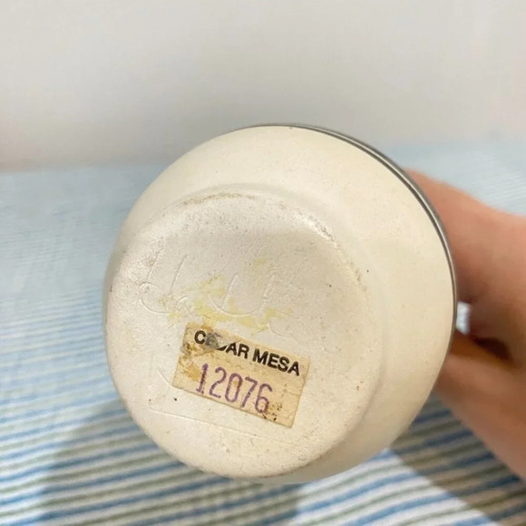 Navajo Cedar Mesa Handpainted and Etched Pottery Vase 5in - Signed - Picture 6 of 10